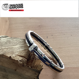 Bracelet menottes  Bracelet gourmette forme menotte en acier 316 L  Bijou élégant et original  Ce bracelet rigide se clipse en un seul geste comme une menotte , avec un fermoir charnière   Diamètre : 7 cm Largeur : 0.9 cm  Couleur : Argent et Noire ✔ Les frais de port sont offerts pour la France métropolitaine  ✔ Article expédié sous 24 heures, réception sous 2 à 3 jours