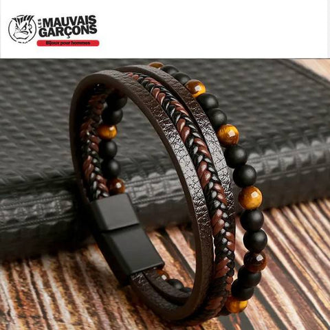 Bracelet homme élégant et vintage en cuir et d'un segment qui accentue parfaitement le style du bracelet .   Longueur : 21 cm Largeur : 2 cm Fermoir à crochet aimanté  Matière : Cuir ✔ Les frais de port sont offerts pour la France métropolitaine  ✔ Article expédié sous 24 heures, réception sous 2 à 3 jours