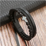 Bracelet homme élégant et vintage en cuir et d'un segment qui accentue parfaitement le style du bracelet .   Longueur : 21 cm Largeur : 2 cm Fermoir à crochet aimanté  Matière : Cuir ✔ Les frais de port sont offerts pour la France métropolitaine  ✔ Article expédié sous 24 heures, réception sous 2 à 3 jours