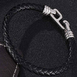 Bracelet homme élégant et vintage en cuir et d'un segment en acier 316 L qui accentue parfaitement le style du bracelet .   Longueur : 21 cm Largeur : 1.5 cm Fermoir à crochet aimanté  Matière : Cuir ✔ Les frais de port sont offerts pour la France métropolitaine  ✔ Article expédié sous 24 heures, réception sous 2 à 3 jours