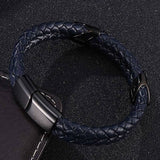 Bracelet homme élégant et vintage en cuir et d'un segment en acier 316 L qui accentue parfaitement le style du bracelet .   Longueur : 21 cm Largeur : 1.5 cm Fermoir à crochet aimanté  Matière : Cuir ✔ Les frais de port sont offerts pour la France métropolitaine  ✔ Article expédié sous 24 heures, réception sous 2 à 3 jours