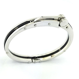 Bracelet menottes  Bracelet gourmette forme menotte en acier 316 L  Bijou élégant et original  Ce bracelet rigide se clipse en un seul geste comme une menotte , avec un fermoir charnière   Diamètre : 7 cm Largeur : 0.9 cm  Couleur : Argent et Noire ✔ Les frais de port sont offerts pour la France métropolitaine  ✔ Article expédié sous 24 heures, réception sous 2 à 3 jours