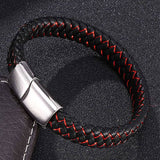 Bracelet homme élégant et vintage en cuir et d'un segment en acier 316 L qui accentue parfaitement le style du bracelet .   Longueur : 21 cm Largeur : 1.5 cm Fermoir à crochet aimanté  Matière : Cuir ✔ Les frais de port sont offerts pour la France métropolitaine  ✔ Article expédié sous 24 heures, réception sous 2 à 3 jours