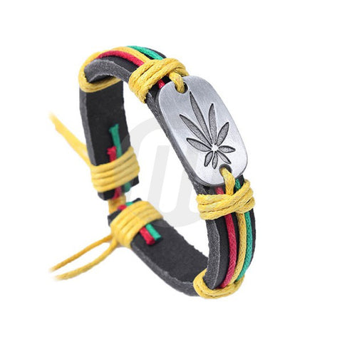 Bracelet jamaique en cuir véritable marron, avec cordage aux couleurs de la Jamaïque. Feuille de cannabis sur plaque en métal argenté.