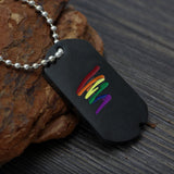 collier aux couleurs de l'arc en ciel, symbole intemporel du mouvement gay & lesbien